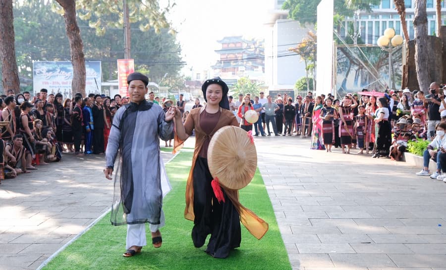 Embracing Ao Tu Than: A New Fashion Trend Wave